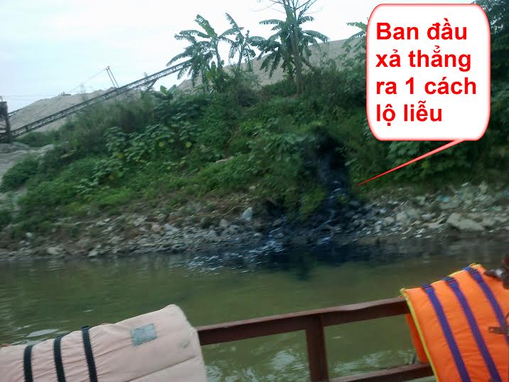 Dân[-]phát[-]hiện[-]nhà[-]máy[-]xả[-]thải[-]thẳng[-]ra[-]Sông[-]Hồng[-]gây[-]ô[-]nhiễm